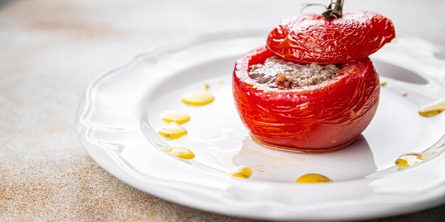 carne di pomodoro ripiena ripieno di pomodori verdure al forno cibo pasto sano spuntino sul tavolo