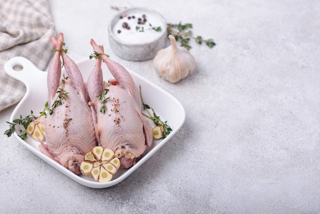 Carne di quaglia cruda con spezie, aglio ed erbe aromatiche