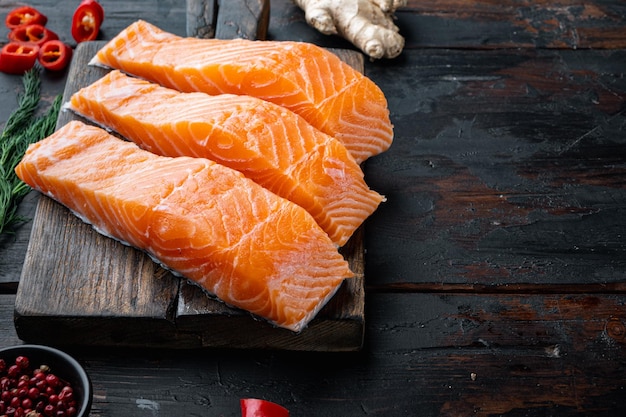 Carne di salmone cruda per cotolette, sulla vecchia tavola di legno con spazio per testo