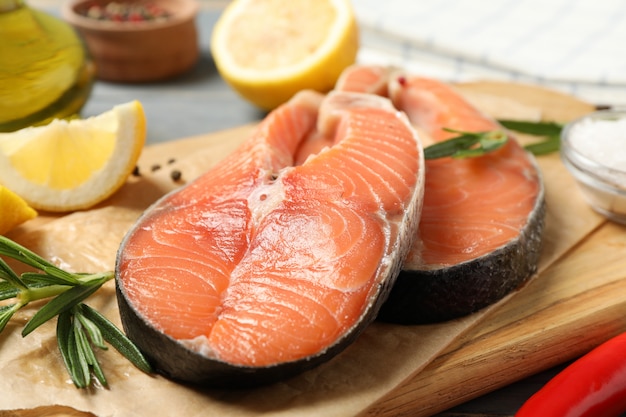 carne di salmone e spezie su fondo di legno