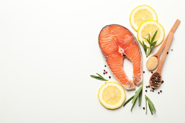 carne di salmone e spezie su sfondo bianco