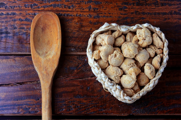 Carne di soia, pezzi in una cesta a forma di cuore.