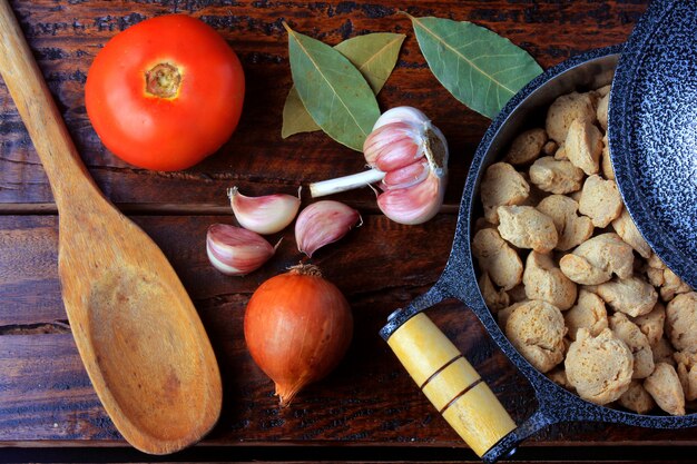 Carne di soia, pezzi in una padella rustica