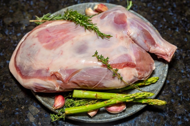 Carne di spalla di agnello cruda tradizionale pronta da arrostire con condimento siriano aglio timo e rosmarino