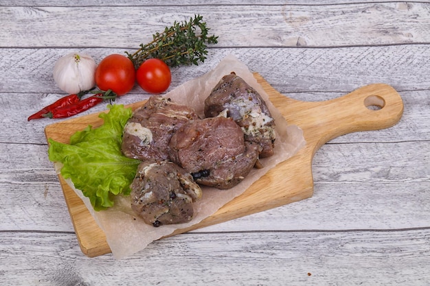 Carne di suino marinata pronta per la cottura