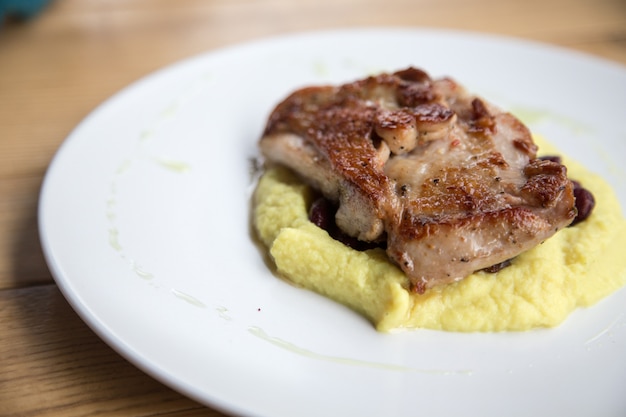 Carne di tacchino al forno e purè di patate su un piatto bianco