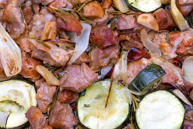 Carne di tacchino arrosto (pollo) con verdure (zucchine, cipolla) e spezie (pepe, zenzero, aglio, rosmarino). Aspetto fatto in casa.