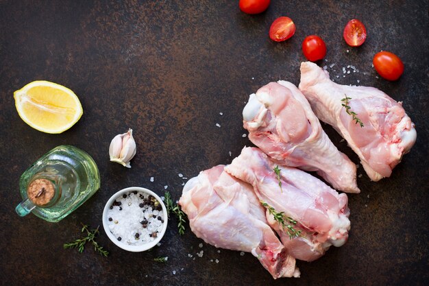 Carne di tacchino cruda e spezie su un tavolo di pietra