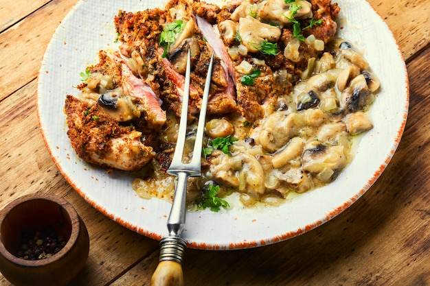 Carne di tacchino in panatura di formaggio con salsa di funghi