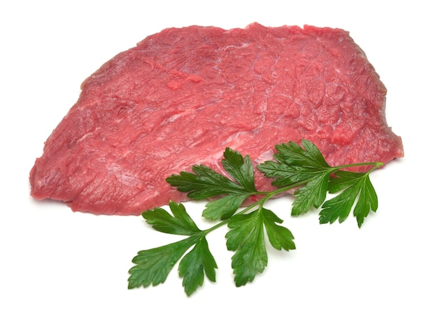 Carne di vitello fresca e prezzemolo isolati su uno sfondo bianco Bistecca di manzo cruda Vista dall'alto laici piatta