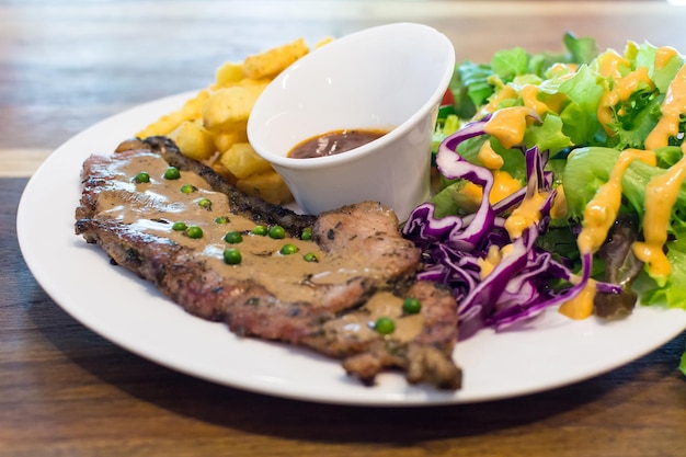 Carne e curry con insalata sul piatto