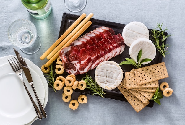 Carne e formaggio serviti su un vassoio.