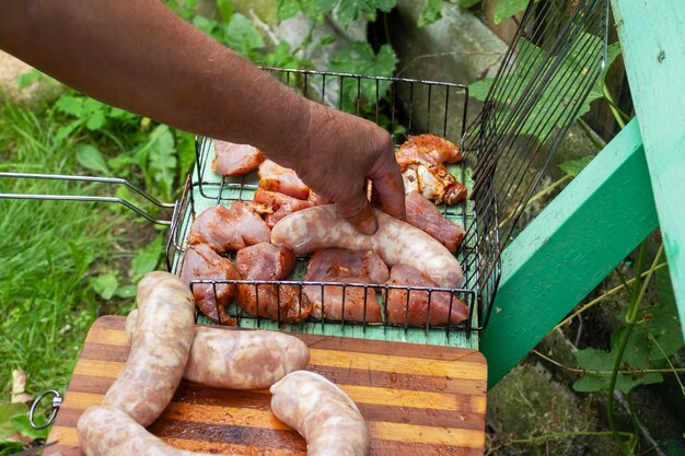 Carne e salsiccia su una griglia in primo piano