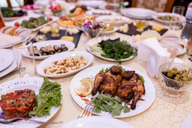 Carne e snack sul tavolo del ristorante