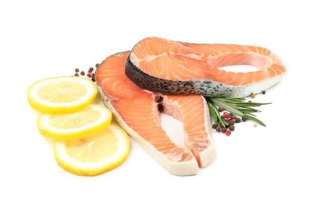 Carne e spezie di color salmone crude fresche isolate su bianco isolate