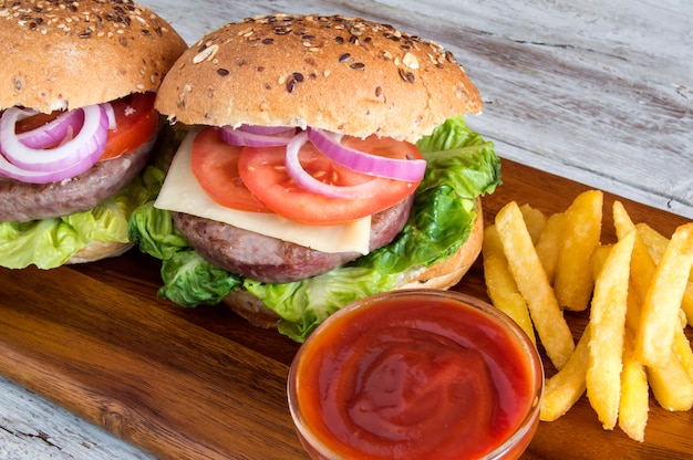 Carne e verdure dell'hamburger isolate