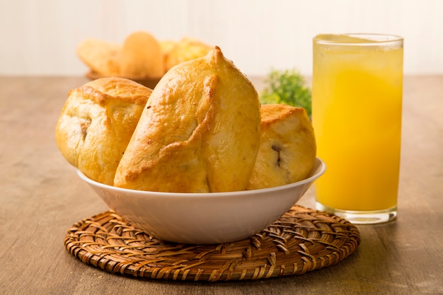 Carne Esfiha sul tavolo con soda e succo d'arancia