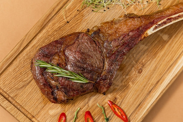 Carne fresca alla griglia Bistecca di manzo alla griglia mediamente cotta su tagliere di legno Vista dall'alto