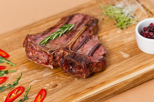 Carne fresca alla griglia Bistecca di manzo alla griglia mediamente cotta su tagliere di legno Vista dall'alto