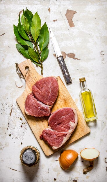 Carne fresca cruda a bordo con spezie.