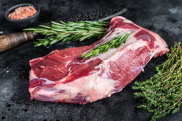 Carne fresca cruda di spalla di agnello o capretto al coltello da macellaio