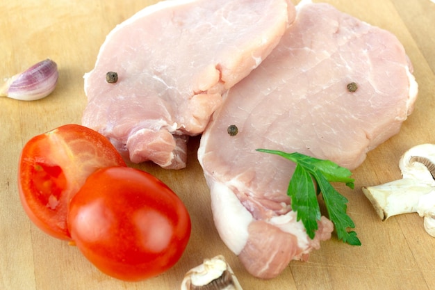 Carne fresca pronta da cuocere con Ingrediente aglio pomodoro spezie pepe champignon