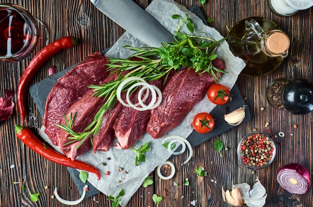 Carne fresca su una superficie di legno