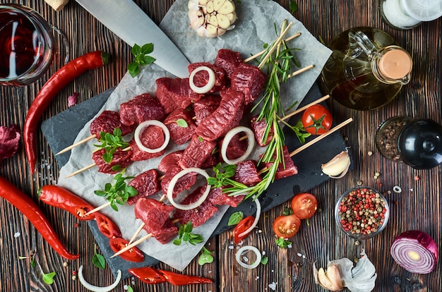 Carne fresca su una superficie di legno