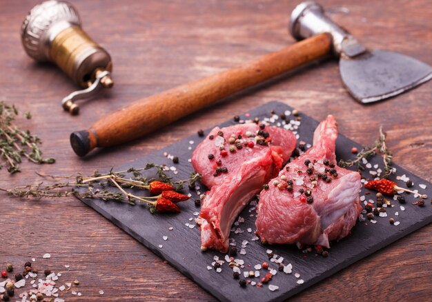 Carne fresca sulla bistecca con spezie ed erbe aromatiche