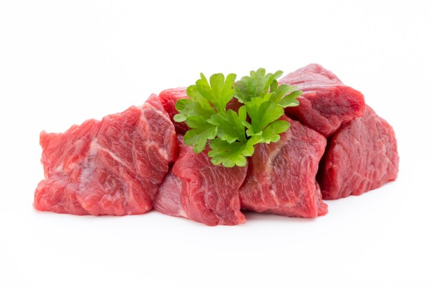 Carne fresca sulla fetta su bianco