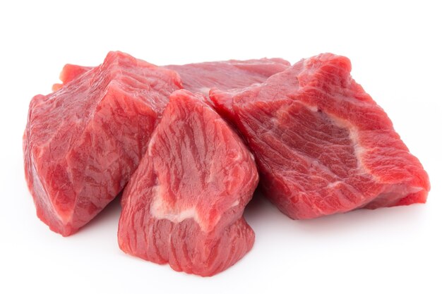 Carne fresca sulla fetta su bianco