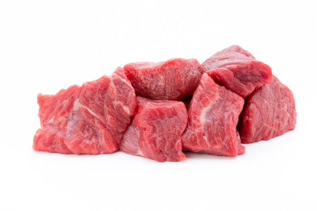 Carne fresca sulla fetta sui precedenti bianchi