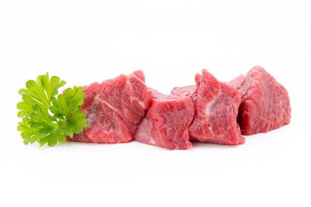 Carne fresca sulla fetta sui precedenti bianchi.