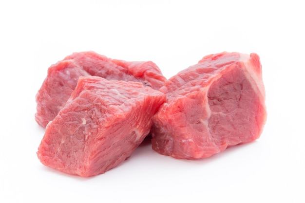 Carne fresca sulla fetta sulla superficie bianca.