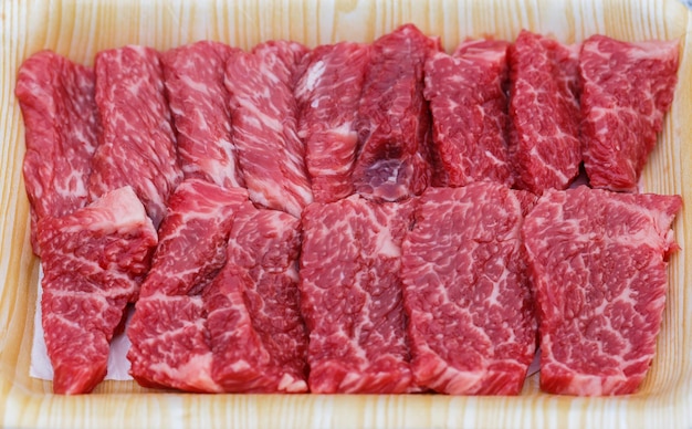 Carne fresca tagliata a pezzi in una scatola