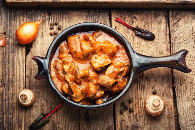 Carne fritta con funghi alla Stroganoff di maiale della cucina russa