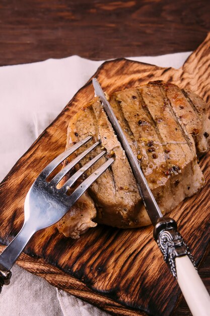 carne fritta su fondo di legno