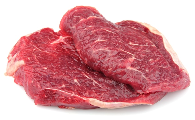 Carne grezza sulla fine bianca su