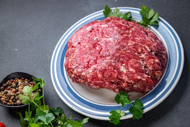 carne macinata carne macinata di manzo fresca pronta per cucinare spuntino pasto sano sullo spazio della copia del tavolo