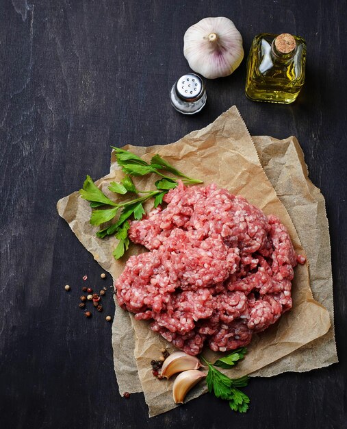 Carne macinata cruda con olio d'oliva e aglio