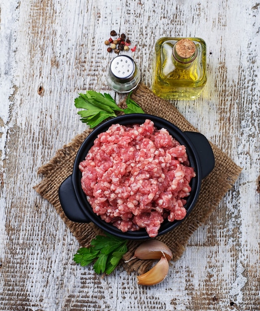 Carne macinata cruda con olio d&#39;oliva e aglio