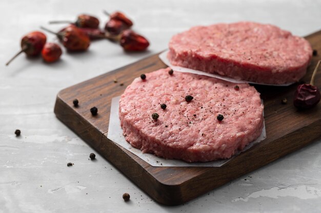 Carne macinata cruda con pepe nero su tavola di legno