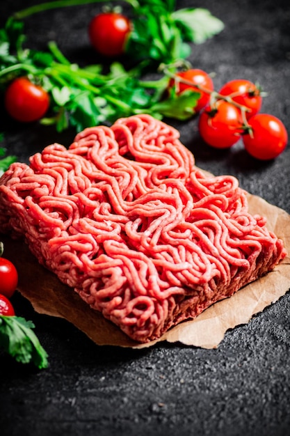 Carne macinata cruda con prezzemolo e pomodori