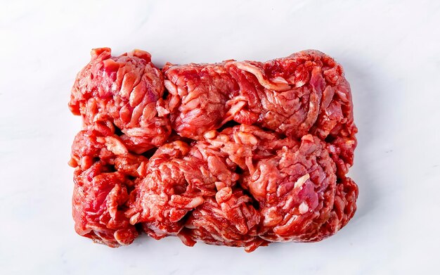 Carne macinata cruda Isolata su sfondo bianco