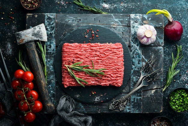 Carne macinata cruda su una superficie nera Vista dall'alto Spazio libero per il testo