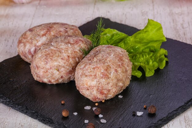 Carne macinata di cotoletta di maiale cruda