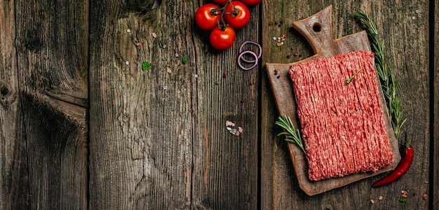 Carne macinata di manzo cruda fresca Sfondo della ricetta alimentare Primo piano formato banner lungo vista dall'alto