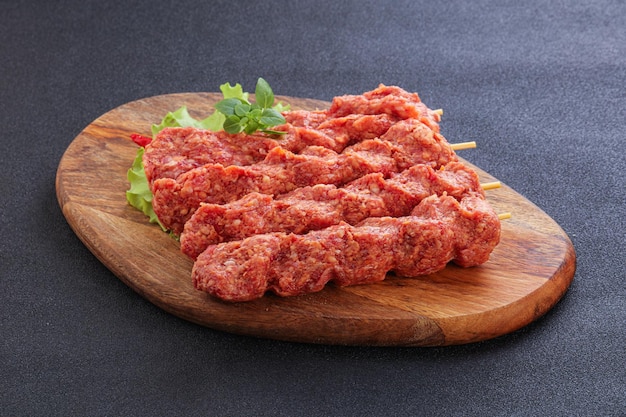 Carne macinata di spiedini di manzo cruda per griglia