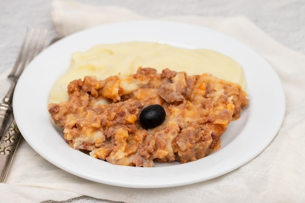 Carne macinata e purè di patate sulla piastra bianca