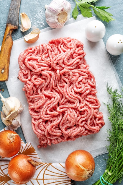 Carne macinata fresca pronta per la cottura